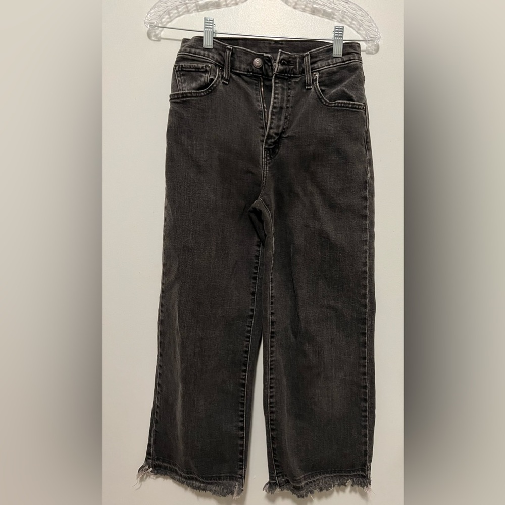 Black Levi’s cropped wide leg jeans